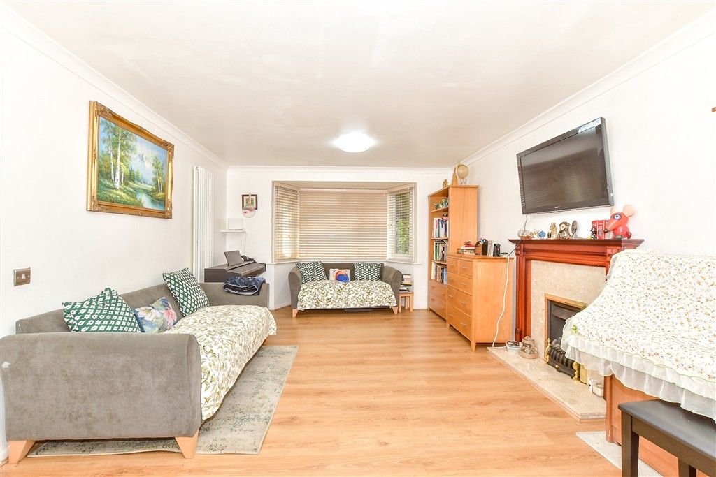 Property photo 3 of 13 Lounge