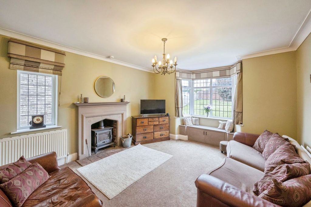 Property photo 2 of 32
