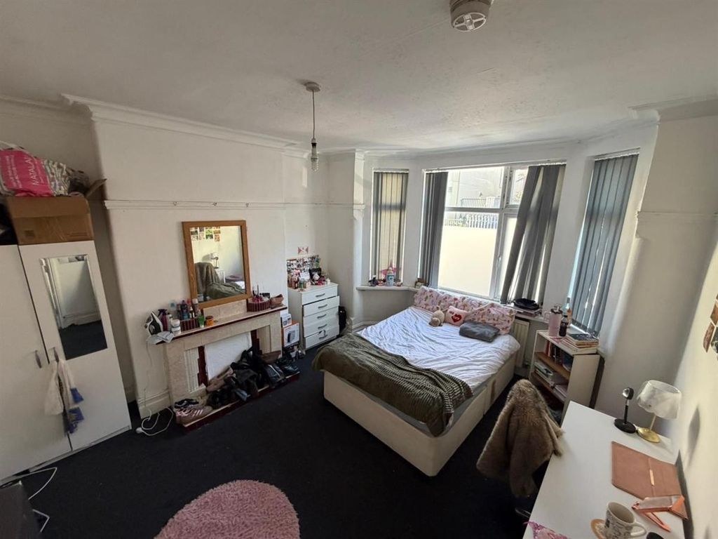 Property photo 2 of 8 Bright Master Bedroom With Large Bay Window...