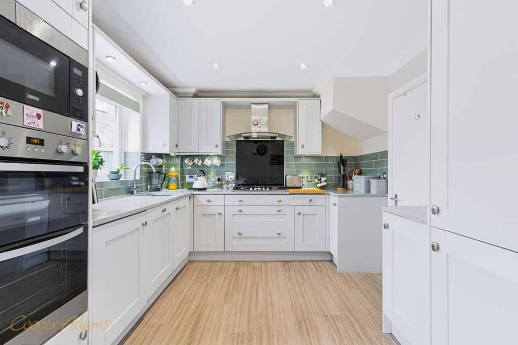 Property photo 2 of 18 Kitchen/Breakfast Room