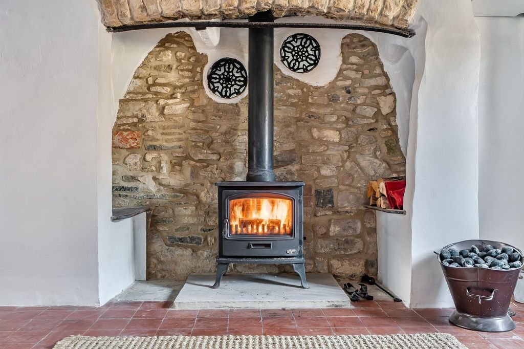 Property photo 3 of 10 Living Room