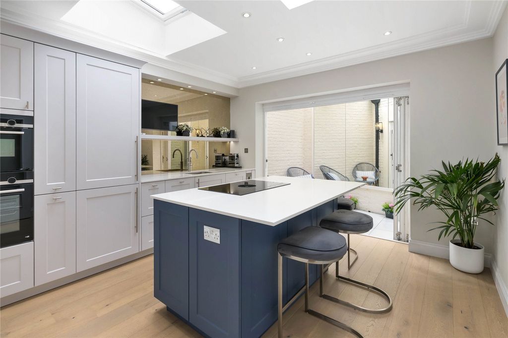 Property photo 2 of 11 Kitchen