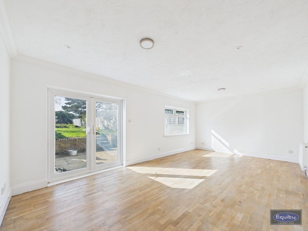 Property photo 2 of 25 Lounge