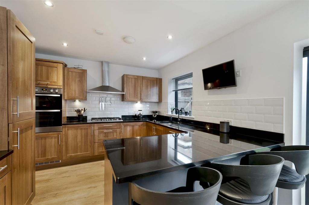 Property photo 3 of 14 Kitchen