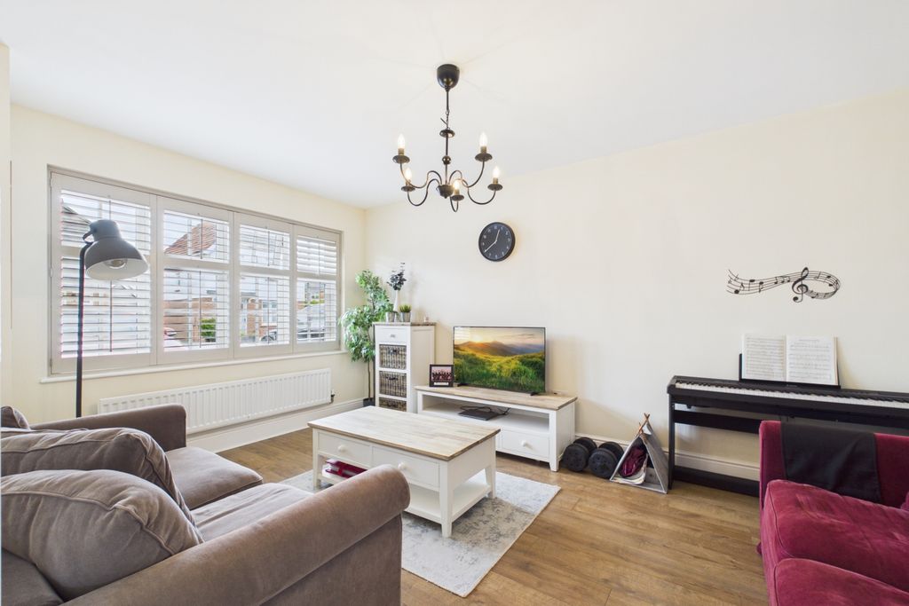 Property photo 3 of 12 Cam02279G0-Pr0169-Still001
