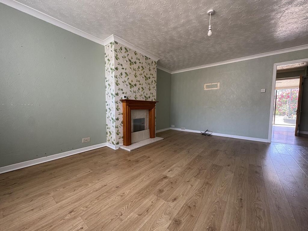 Property photo 3 of 19 Living Room
