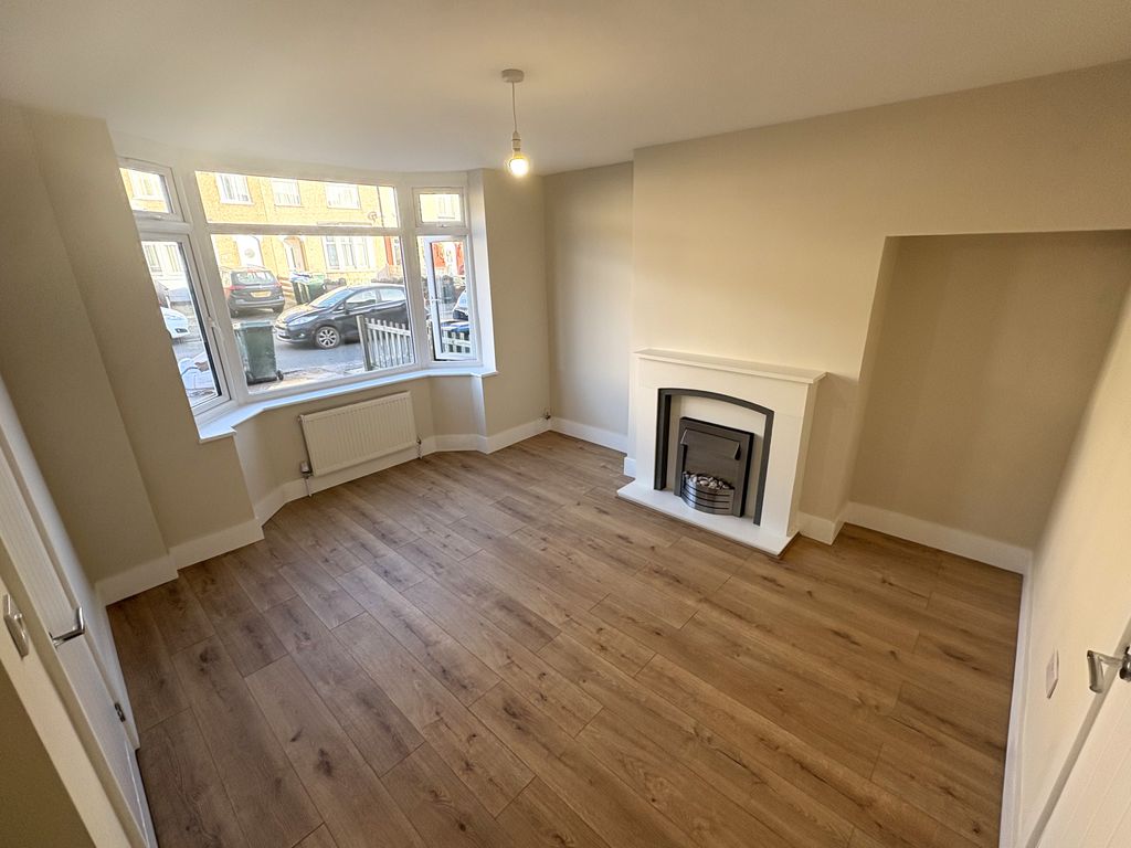 Property photo 3 of 17 Lounge