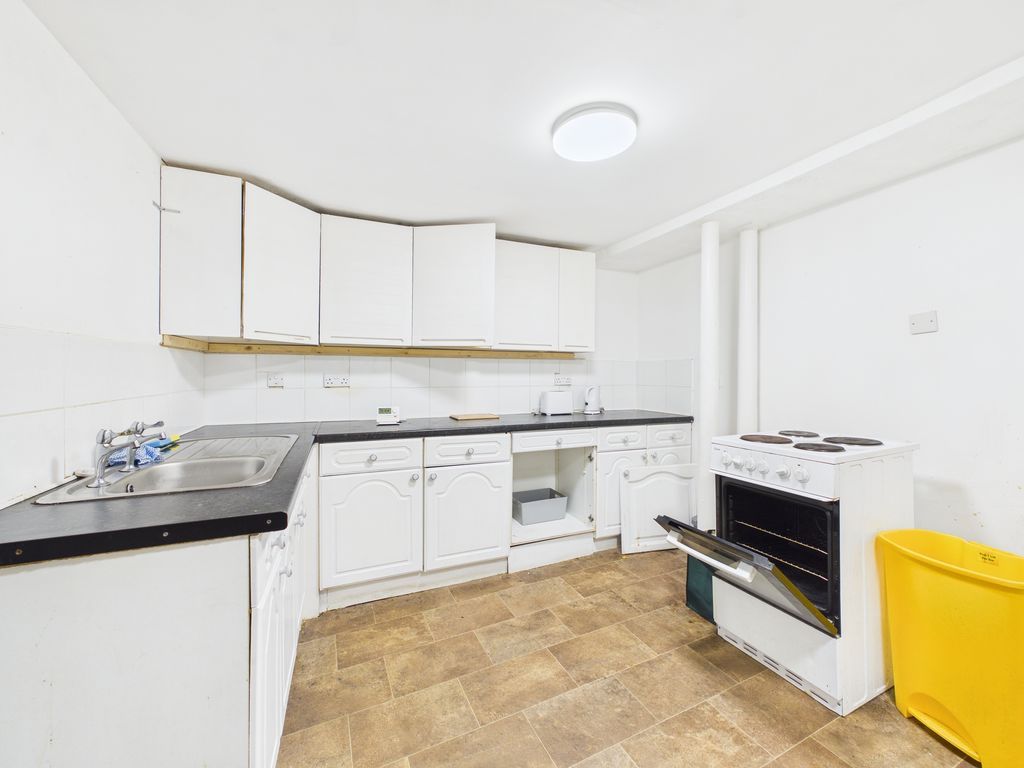 Property photo 2 of 7 Kitchen