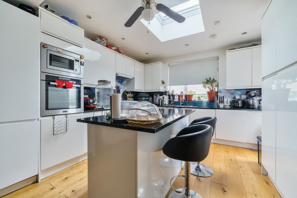 Property photo 3 of 19 Kitchen
