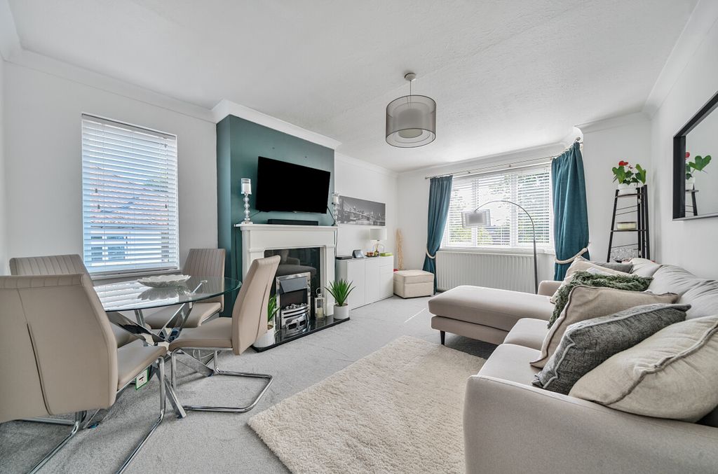 Property photo 3 of 11 Lounge1