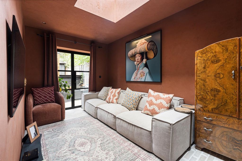 Property photo 2 of 52 Vincent Road, E4