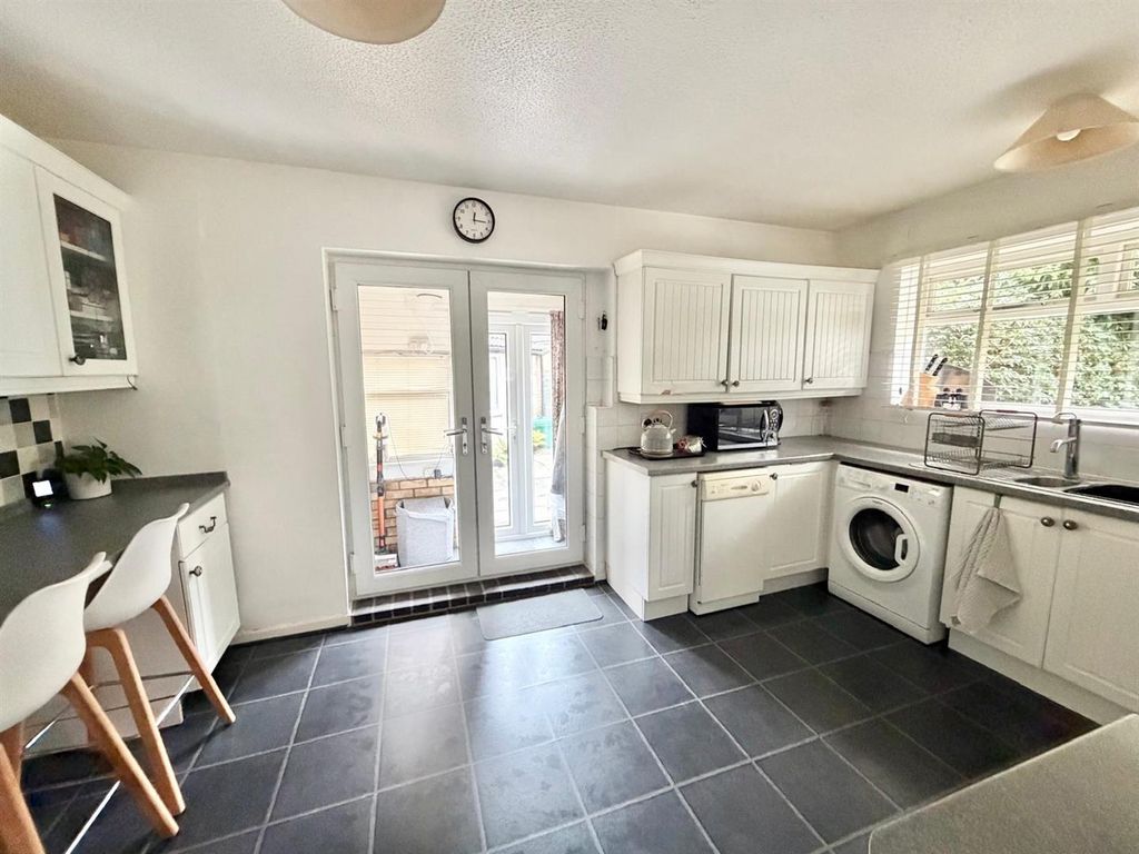 Property photo 3 of 11 Breakfast Kitchen