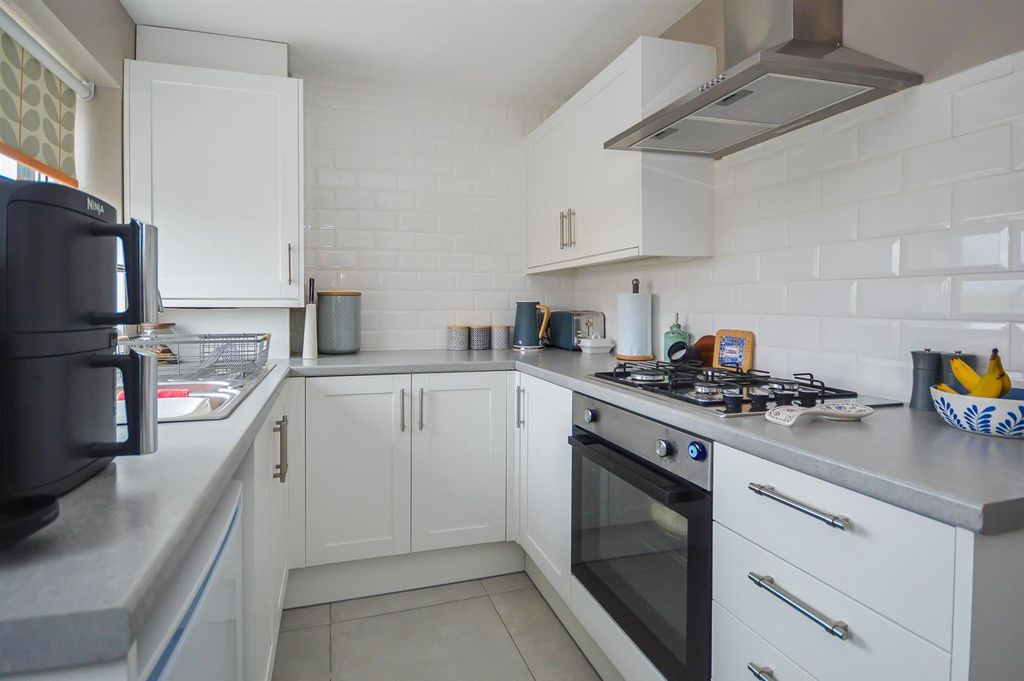 Property photo 3 of 11 Kitchen