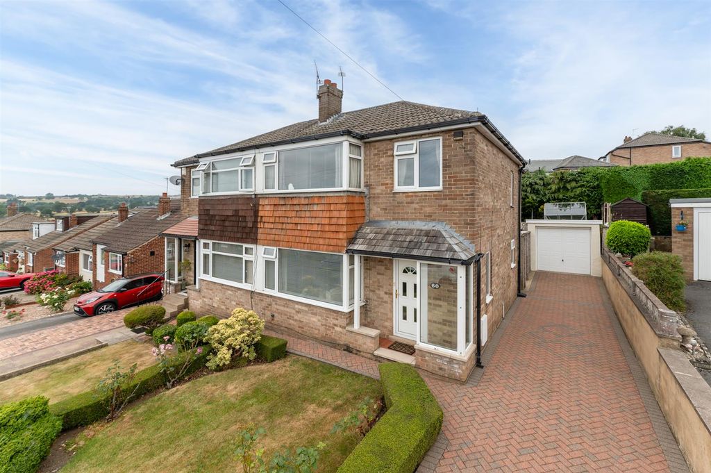 Property photo 1 of 25 Banksfield Crescent