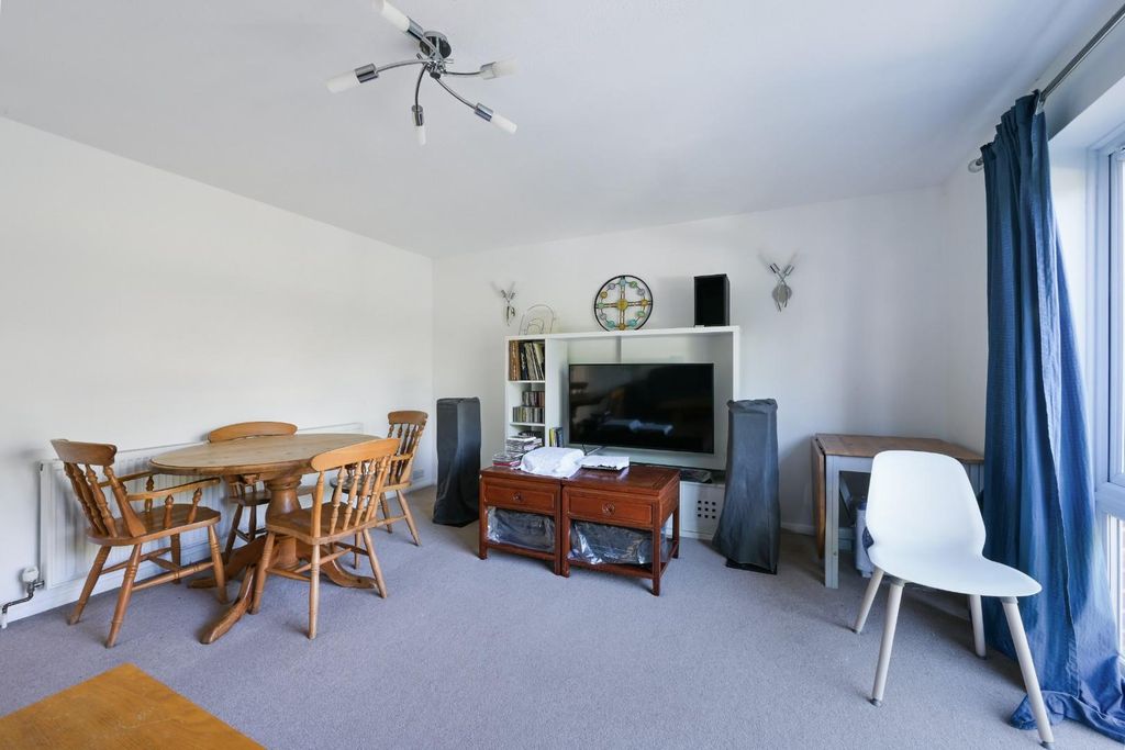 Property photo 3 of 14 Cleves Court