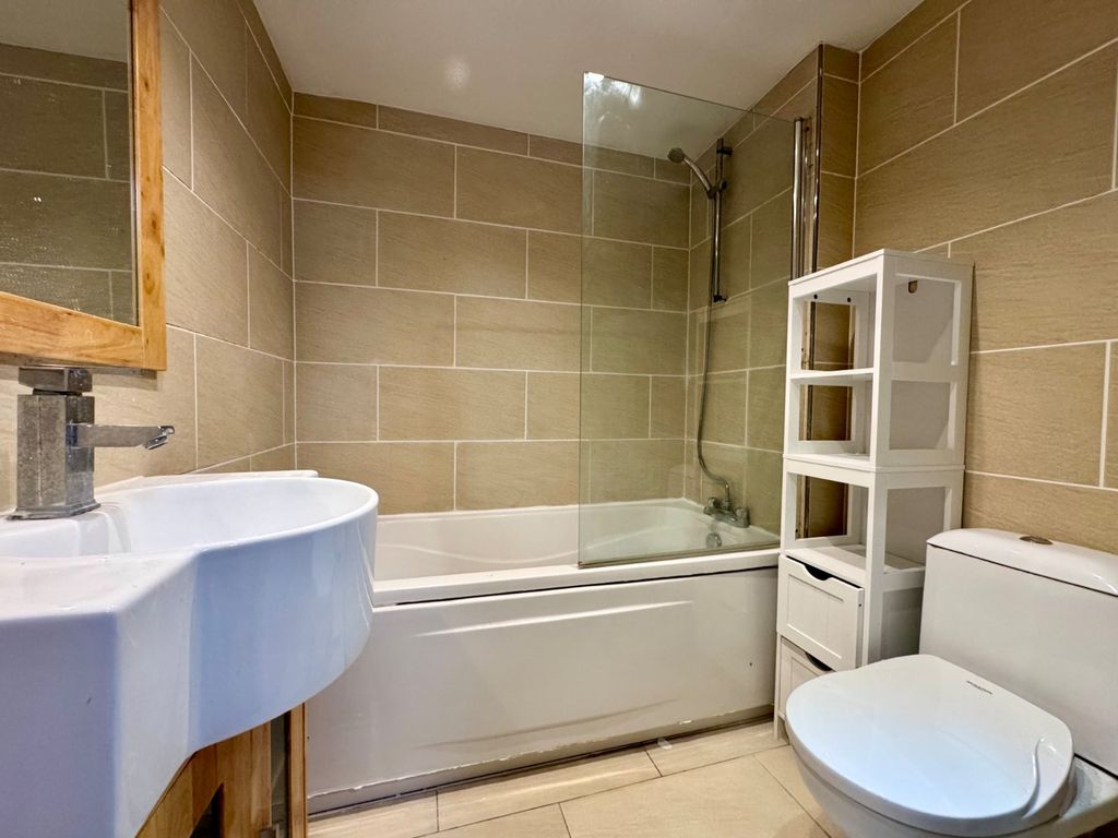 Property photo 3 of 9 Bathroom