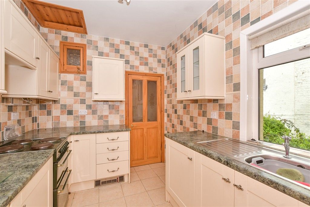 Property photo 3 of 11 Kitchen