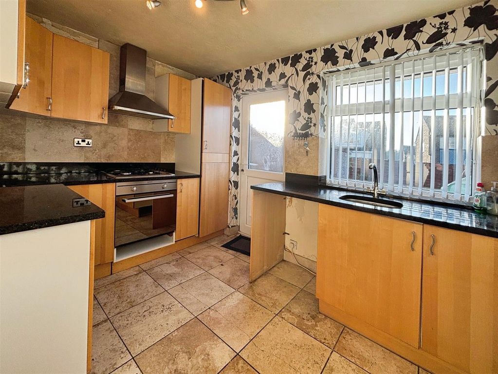 Property photo 3 of 19 Kitchen