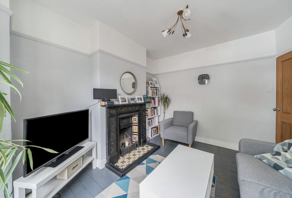 Property photo 3 of 15 Lounge