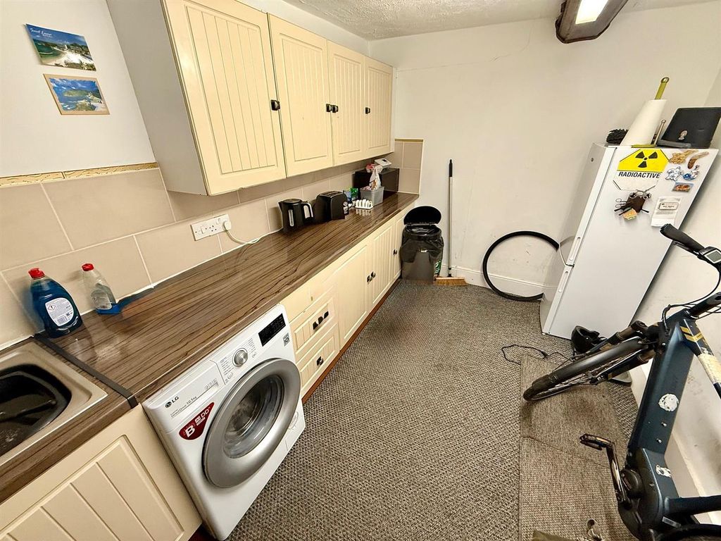 Property photo 3 of 7 Kitchen