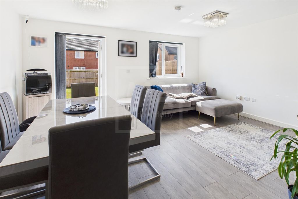 Property photo 2 of 16 Dining / Family Room