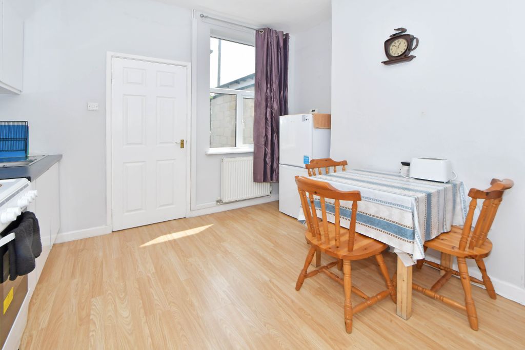 Property photo 3 of 19 Kitchen