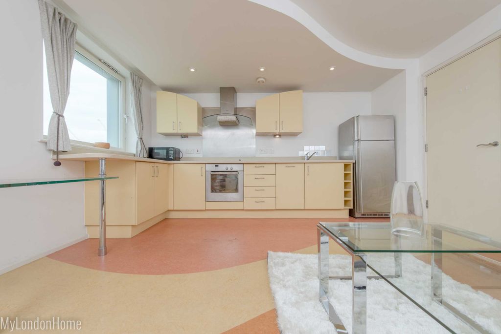 Property photo 3 of 12 Reception/Kitchen