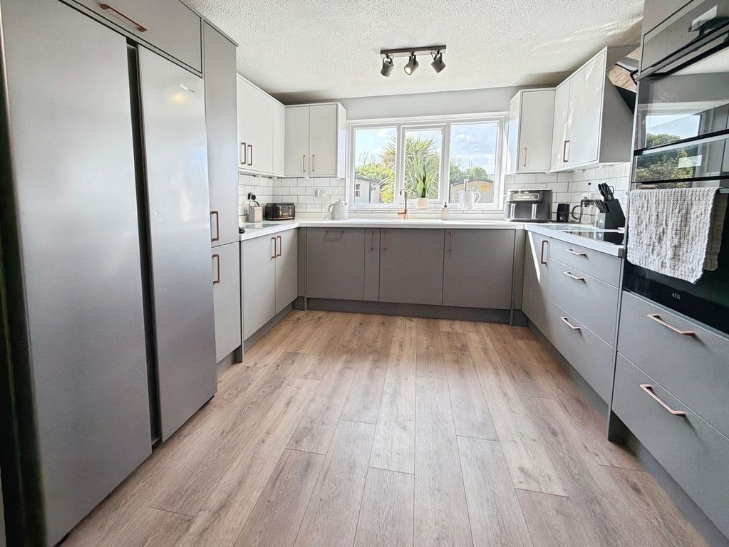 Property photo 3 of 20 Kitchen