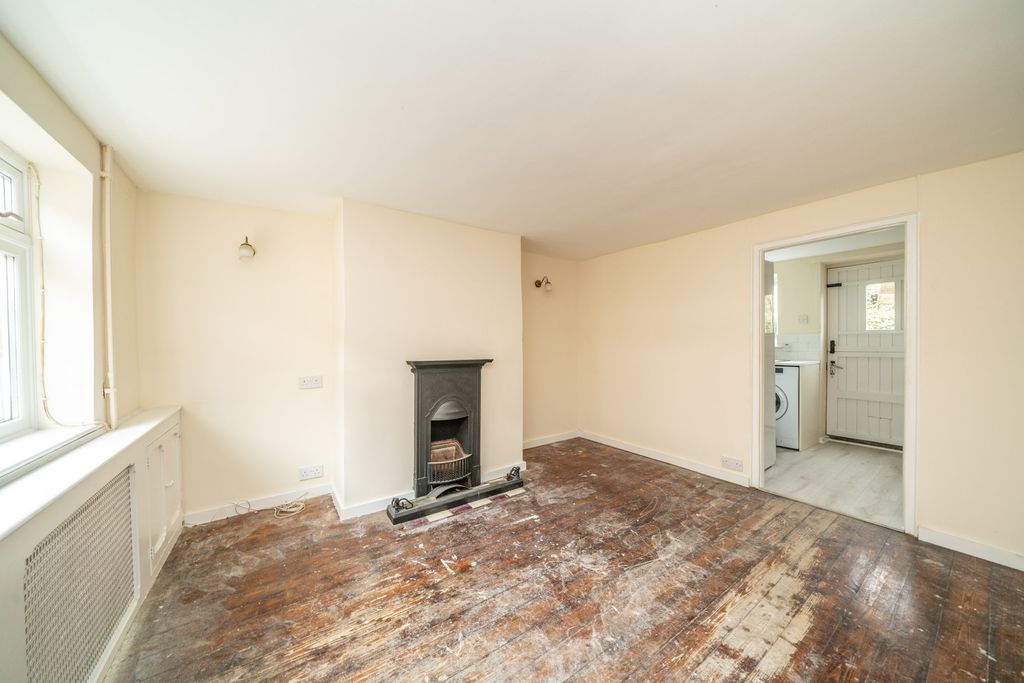Property photo 2 of 7 5-Frogmore-Street-1006 (1)