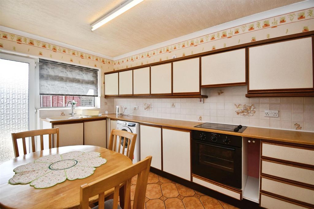 Property photo 3 of 16 Kitchen