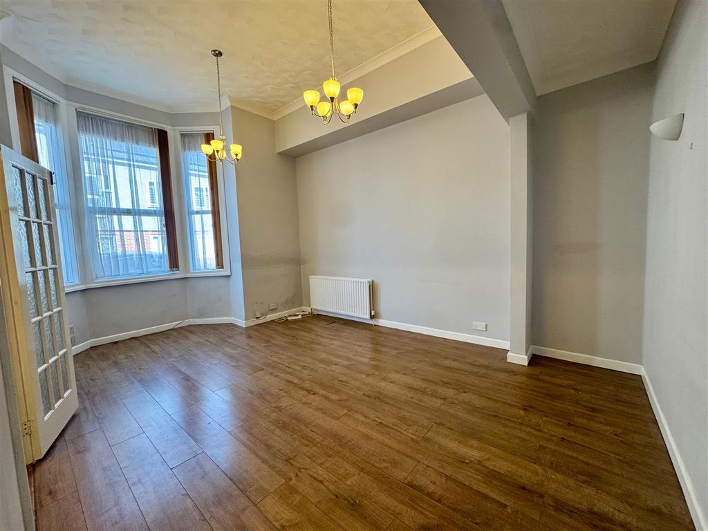 Property photo 3 of 19 Lounge