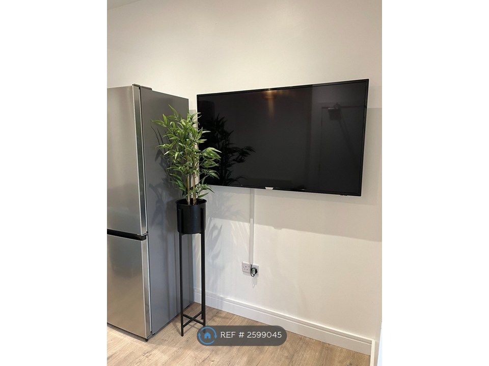 Property photo 3 of 19 Living Space