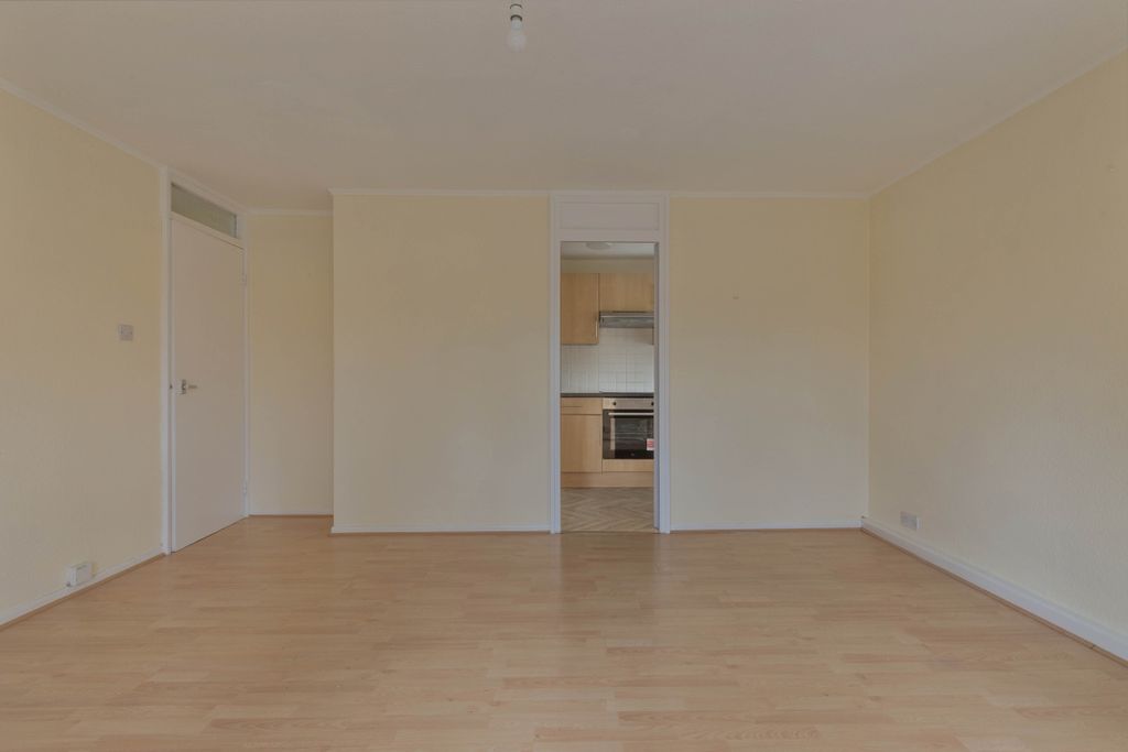 Property photo 3 of 8 18 Radley Court,Br1 - 7