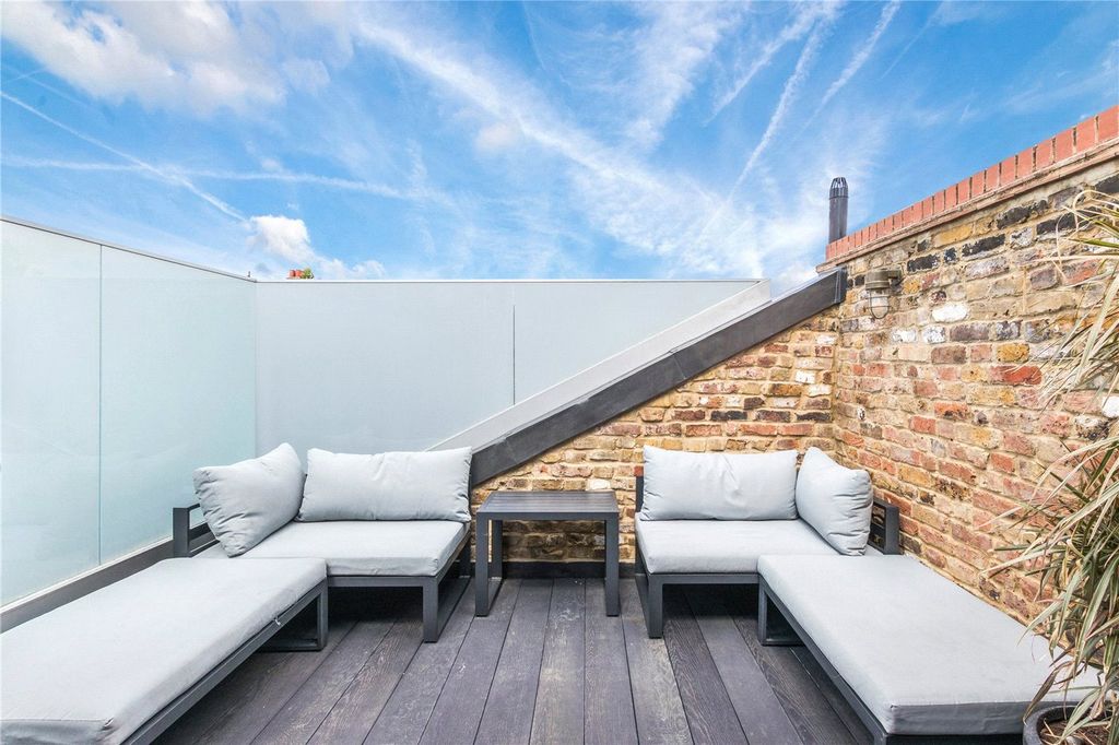 Property photo 2 of 11 Terrace