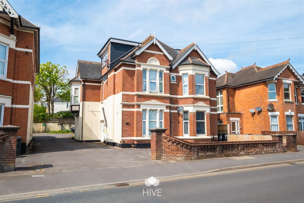 Property photo 2 of 20 Alumhurst Road