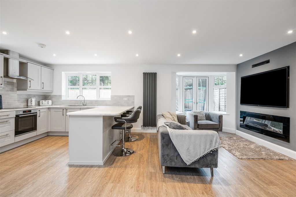 Property photo 2 of 18 7 Bretby Close_7.Jpg