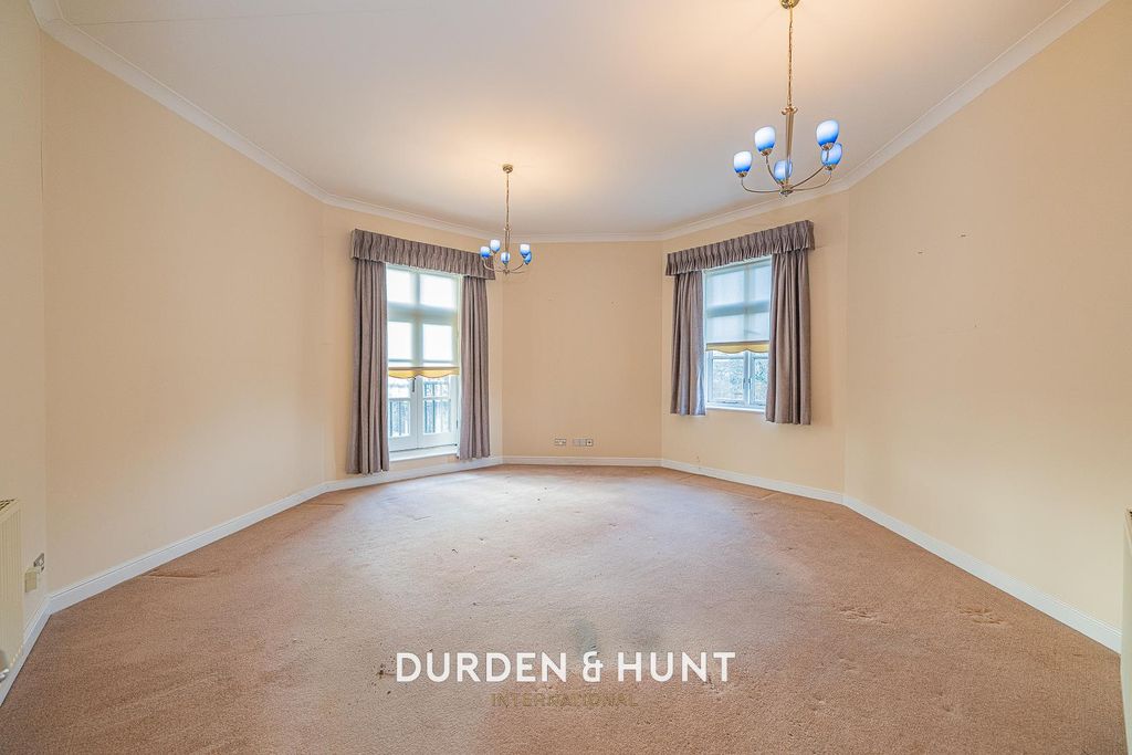 Property photo 2 of 24 Deyncourt-12.Jpg