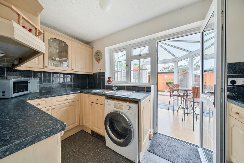 Property photo 3 of 17 Kitchen