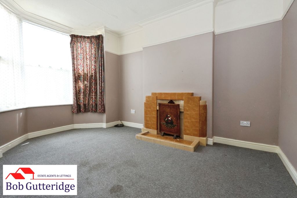 Property photo 2 of 14 Bay Fronted Lounge