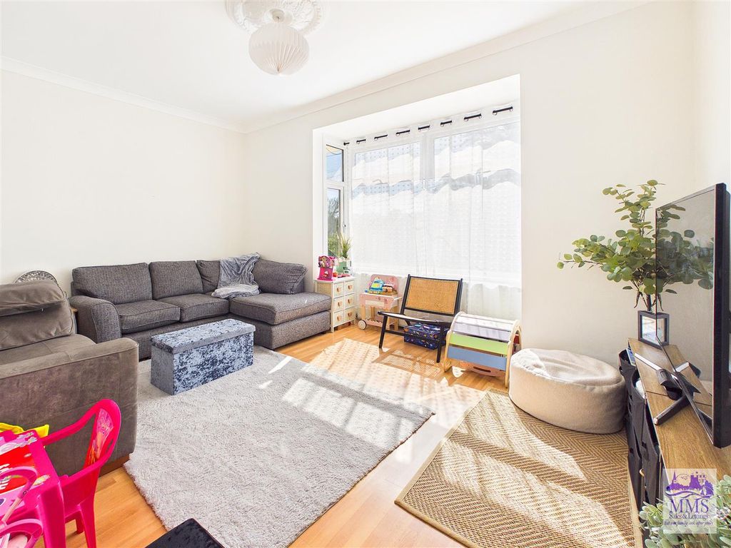 Property photo 3 of 16 Cam04098G0-Pr0192-Still003.Jpg