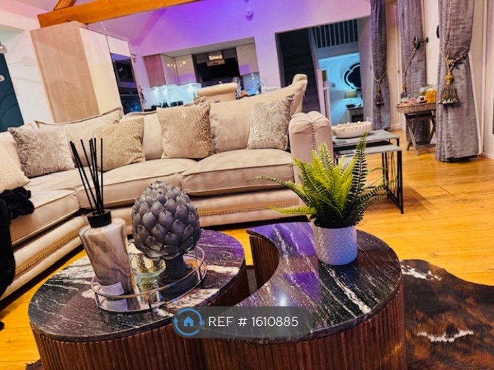 Property photo 2 of 15 Shared Livingroom