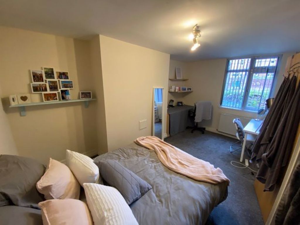 Property photo 3 of 16 A Cozy Double Bedroom Featuring A Neatly Made Bed ...