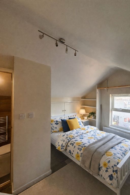 Property photo 1 of 7 Room 4