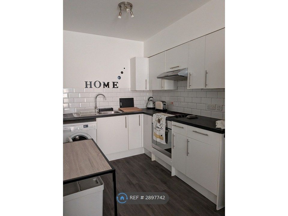 Property photo 1 of 30 Kitchen With White Goods