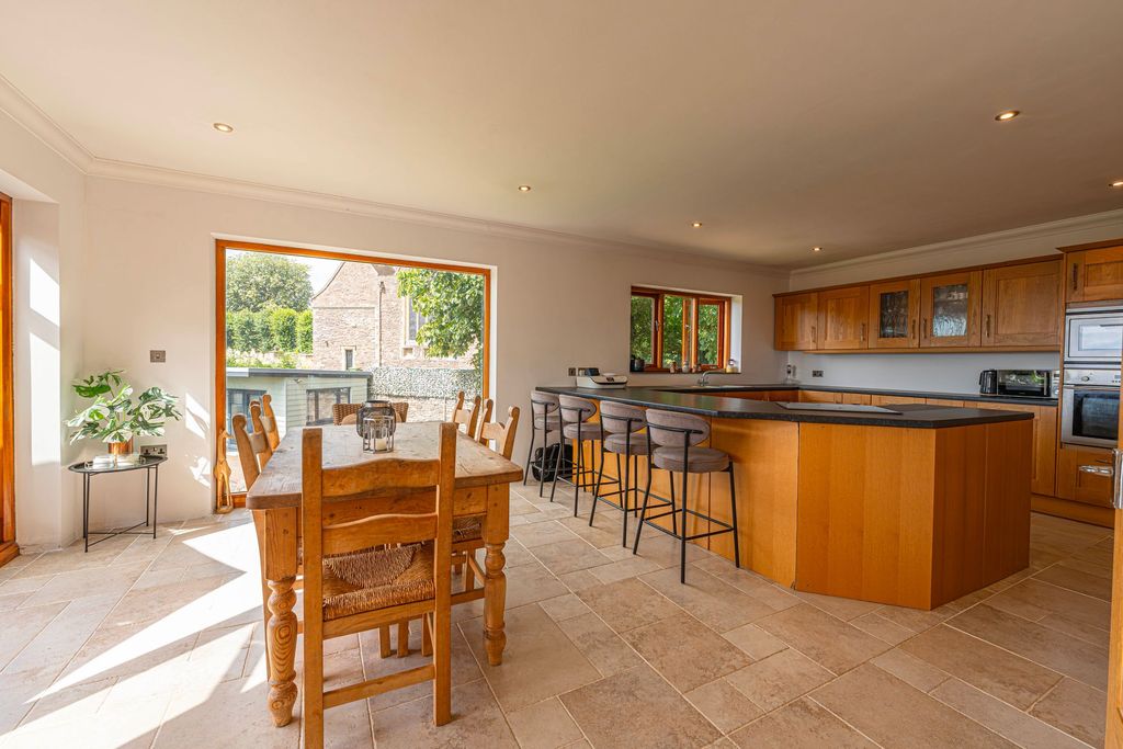 Property photo 2 of 88