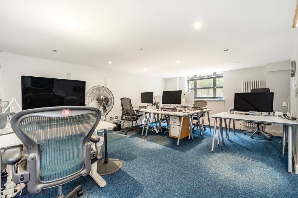 Property photo 3 of 8 Int 2.Jpg