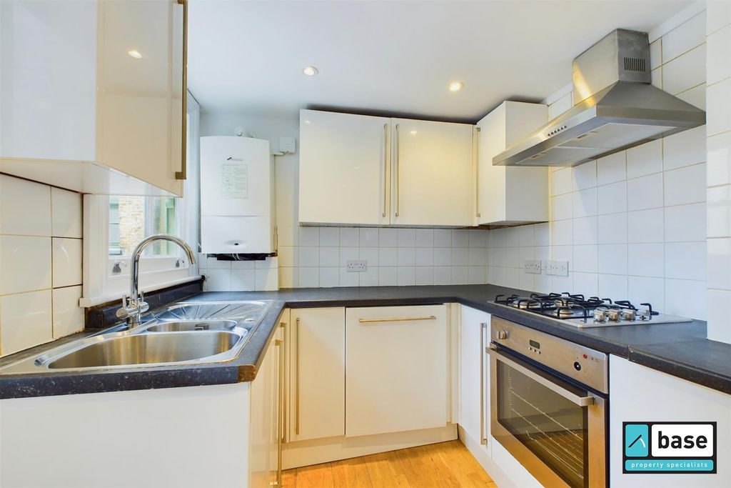 Property photo 3 of 19 Kitchen