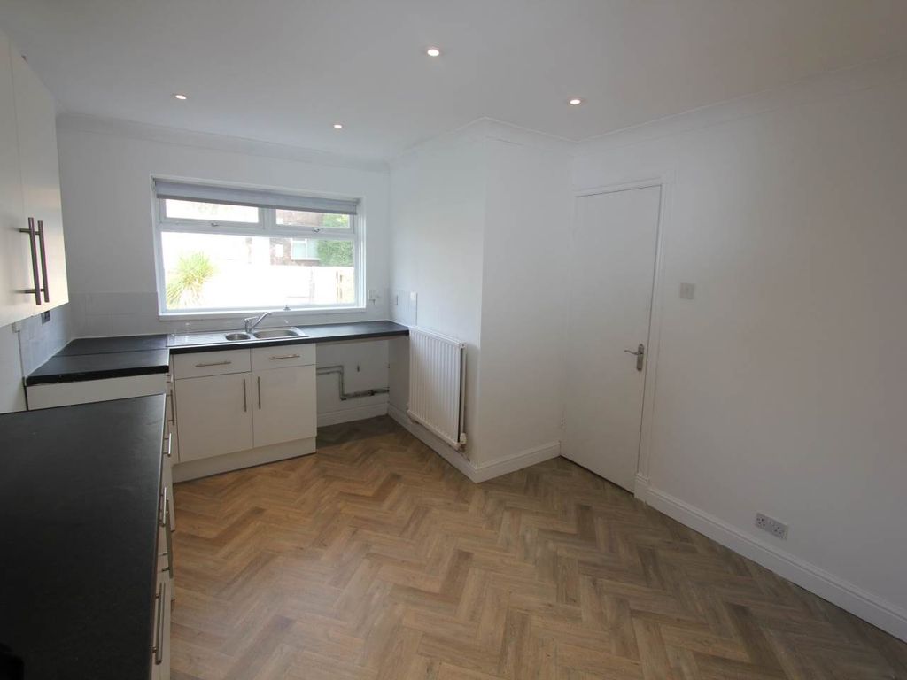 Property photo 3 of 8 Kitchen 2