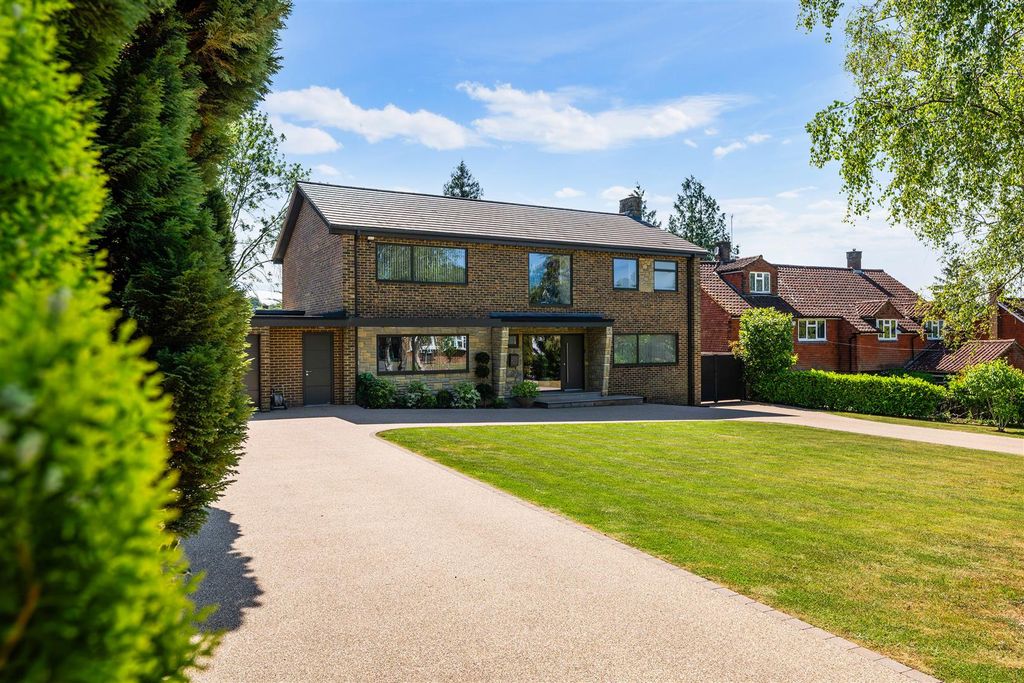 Property photo 1 of 45 Oaken Coppice, 22- (33).Jpg