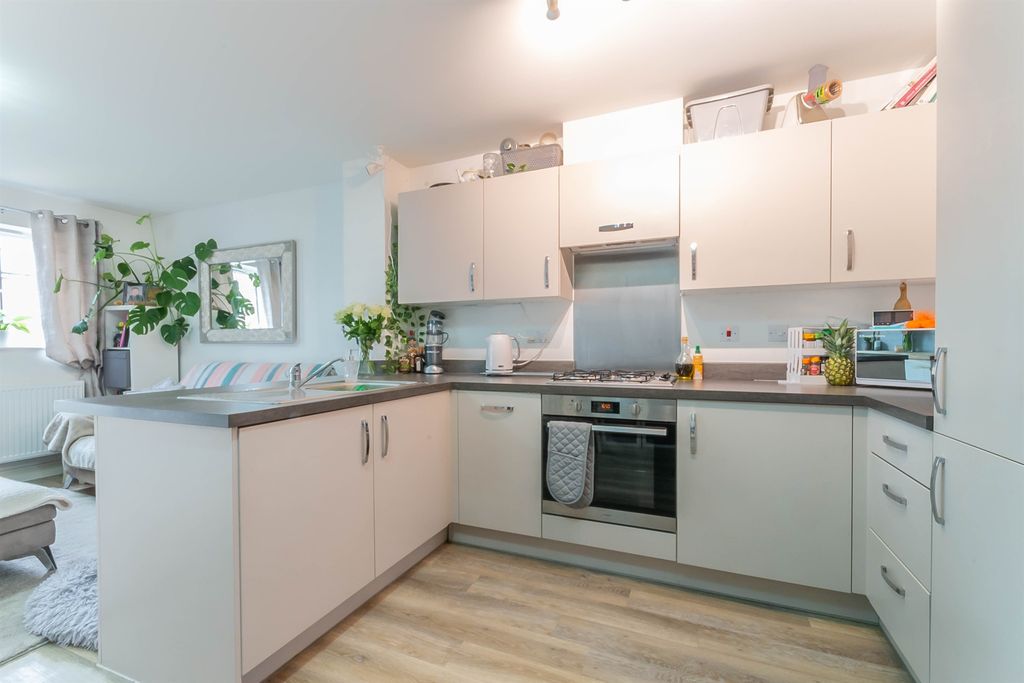 Property photo 2 of 15 Kitchen/Lounge